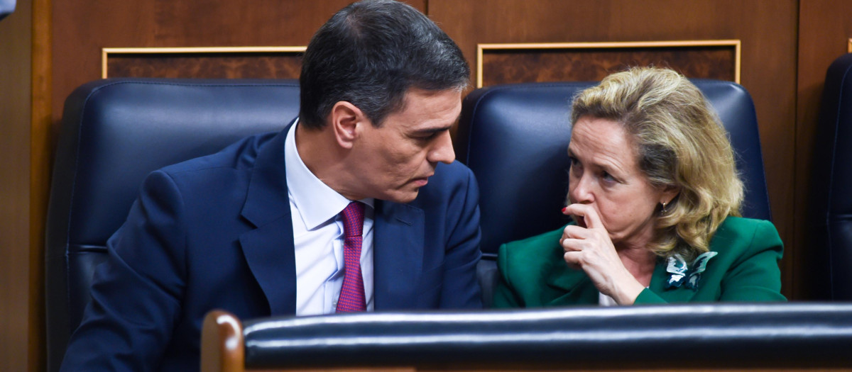 El presidente del Gobierno, Pedro Sánchez y Nadia Calviño