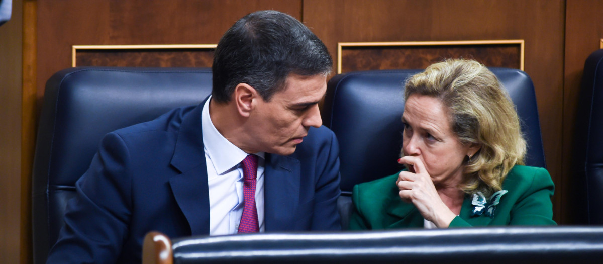 El presidente del Gobierno, Pedro Sánchez y Nadia Calviño
