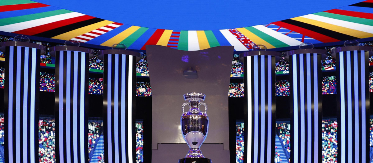 El trofeo de la Eurocopa, torneo que se disputará en 2024 en Alemania