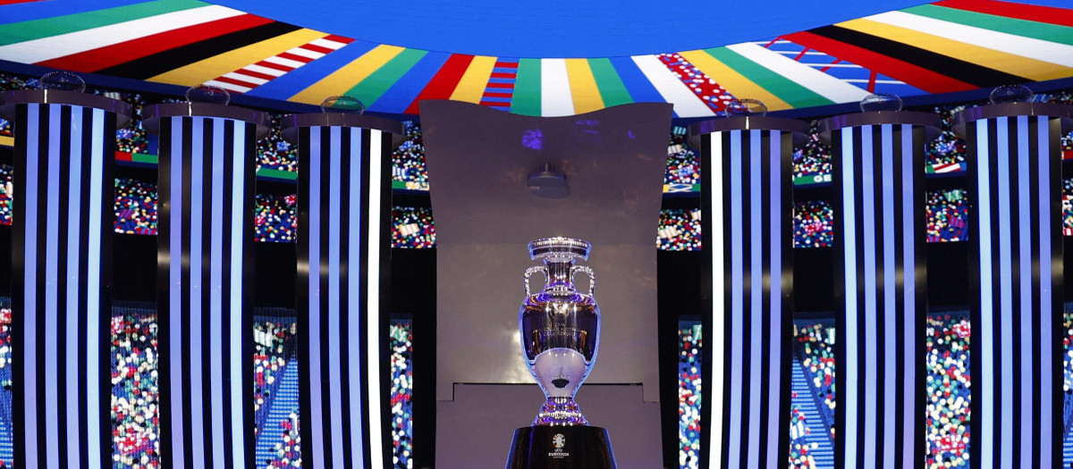 El trofeo de la Eurocopa, torneo que se disputará en 2024 en Alemania