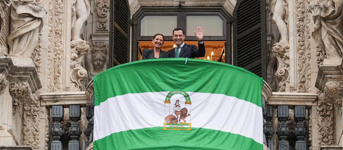 El presidente de la Junta de Andalucía, Juanma Moreno, junto a la artista Sara Baras, en el balcón del Palacio de San Telmo
en el Palacio de San Telmo el día de la Bandera andaluza.