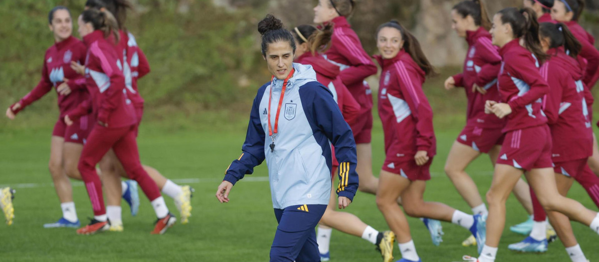 Montse Tomé, en primer plano, con varias de las jugadoras de la selección española detrás