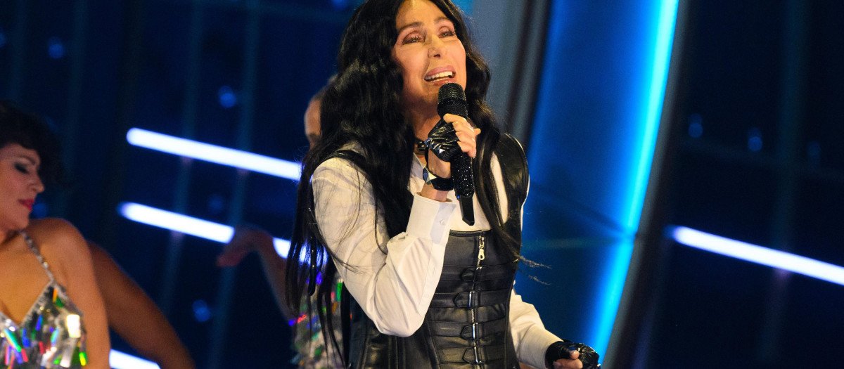 Cher, actuando en Londres en noviembre de 2023