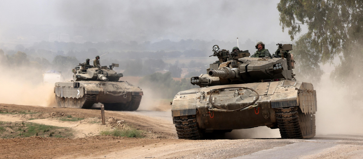 Tanques militares israelíes cerca de la frontera con la Franja de Gaza