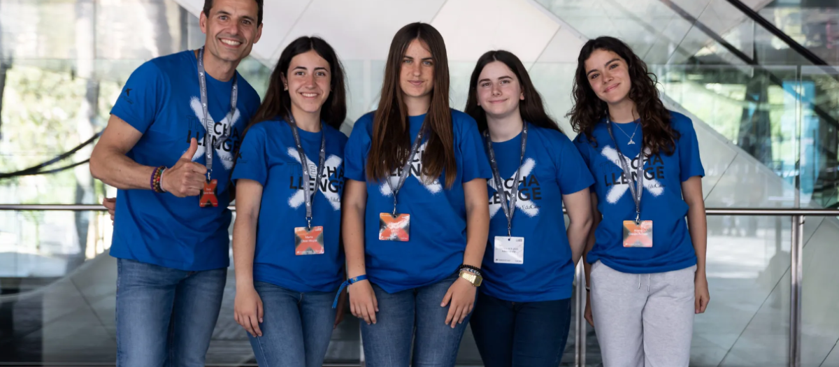 Las cuatro alumnas del equipo Stick del IES Joan Coromines, junto a su profesor
