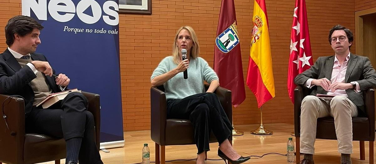 La diputada del PP, Cayetana Álvarez de Toledo, durante el encuentro que ha tenido con jóvenes de Neos
