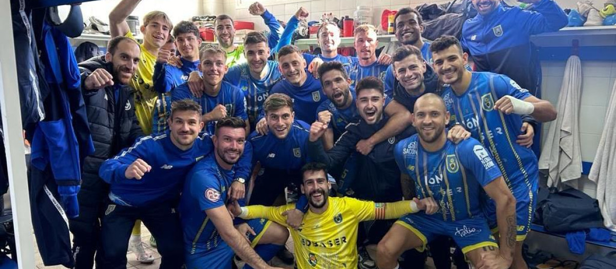 Los futbolistas del Andrach celebran una victoria
