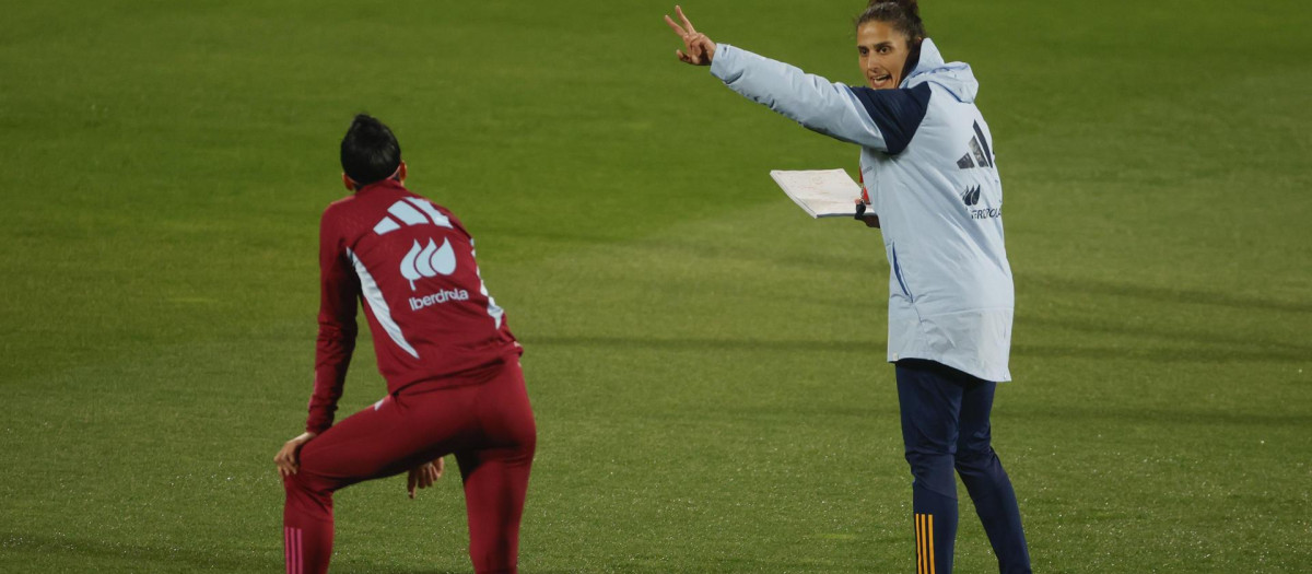 Montse Tomé, seleccionadora del equipo femenino, en un entrenamiento