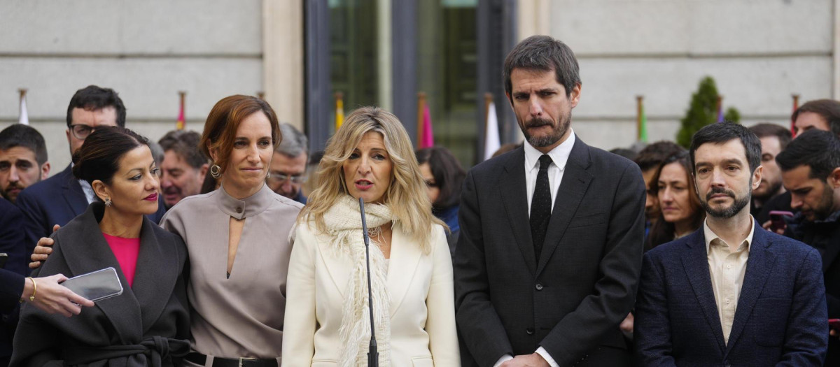 La líder de Sumar, vicepresidenta segunda y ministra de Trabajo y Economía Social Yolanda Díaz (c), acompañada de los ministros y diputados de su grupo Sira Rego (i-d), Mónica García, Ernest Urtasun y Pablo Bustindy, realiza declaraciones a la prensa en el exterior del Congreso este miércoles, día en el que las Cortes celebran el 45 aniversario de la Constitución. Podemos anunció ayer que sus cinco diputados abandonaban Sumar para unirse al Grupo Mixto.