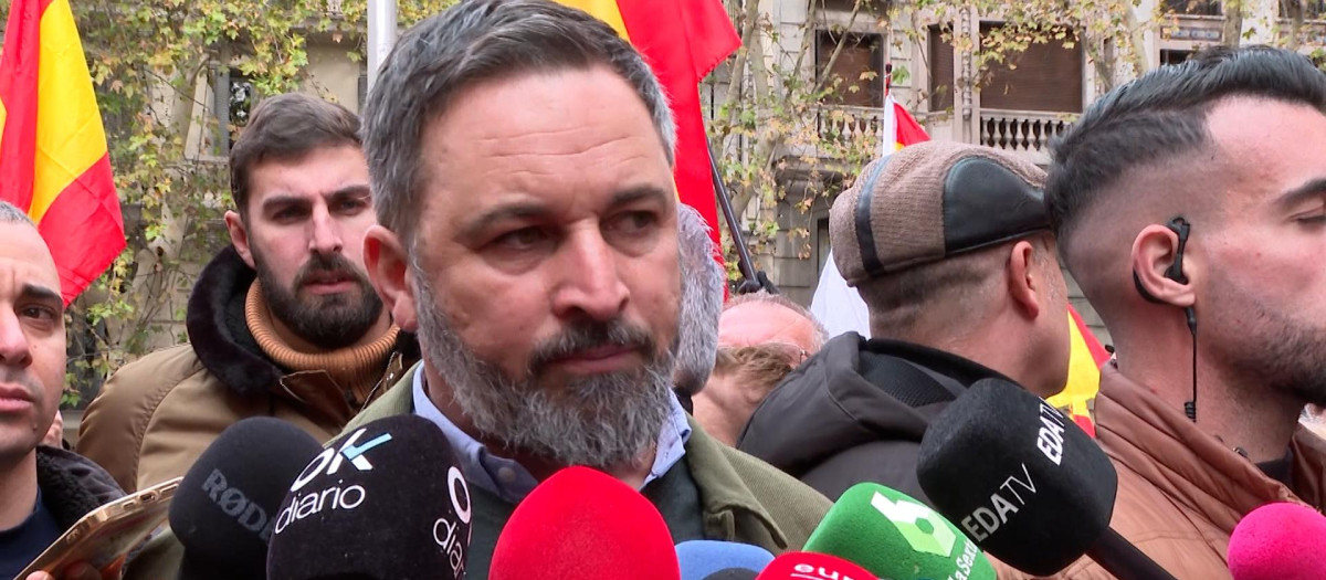 Santiago Abascal durante las protestas en Ferraz