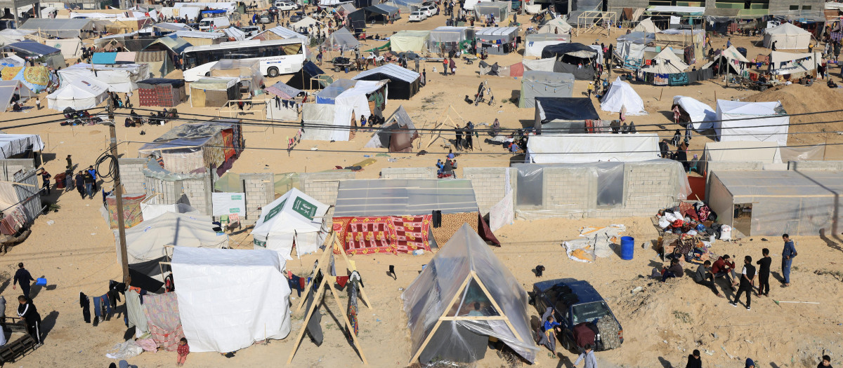 Los palestinos desplazados que huyeron de Jan Yunis establecer un campamento en Rafah