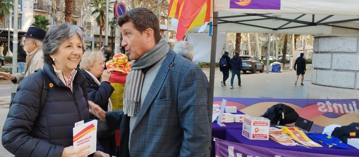Elda Mata, presidenta de Sociedad Civil Catalana, reparte ejemplares de la Constitución