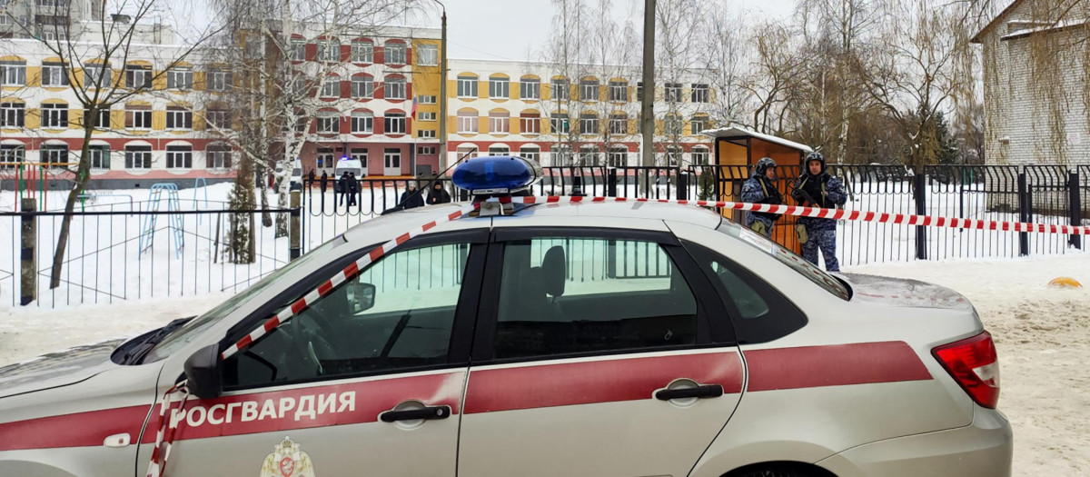 Un coche de la Policía rusa frente al colegio de Bryansk