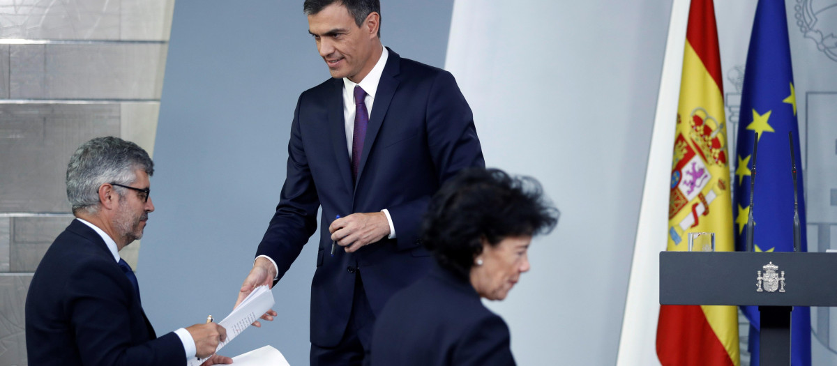Miguel Ángel Oliver, con Pedro Sánchez en un acto en Moncloa