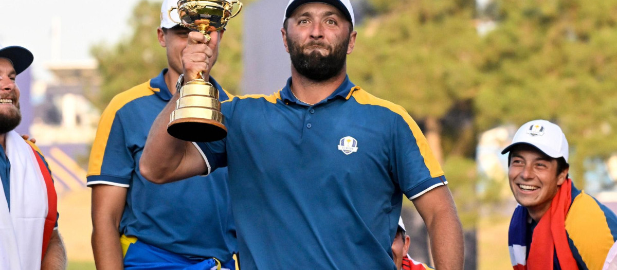 Rahm con el trofeo de la Ryder Cup