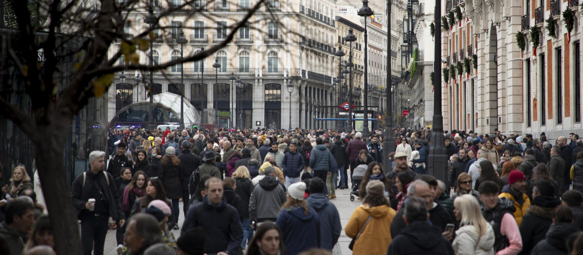 La Puerta del Sol llena de gente por el festivo