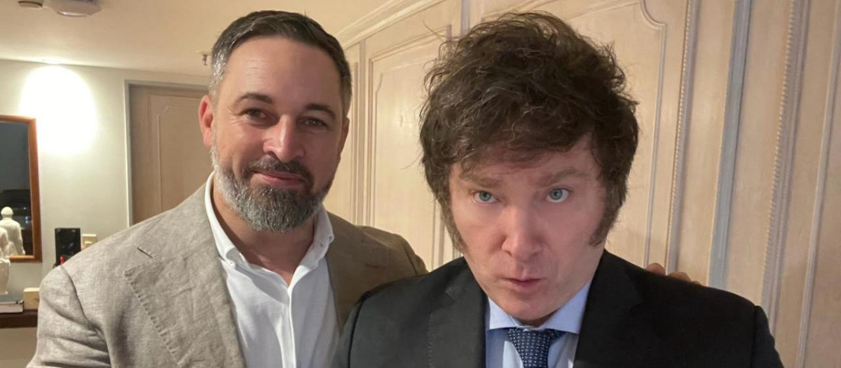 Santiago Abascal junto con el presidente electo de Argentina, Javier Milei