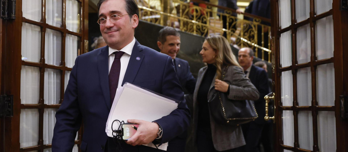 El ministro de Asuntos Exteriores, Unión Europea y Cooperación, José Manuel Albares, a su salida del Congreso de los Diputados