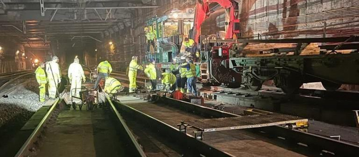 Operarios trabajando en las incidencias de Cercanias