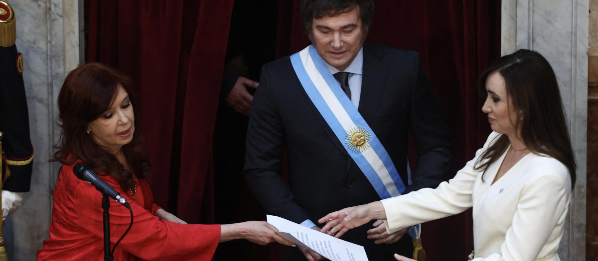 El presidente Javier Milei, Cristina Fernández de Kirchner (Iz) y Victoria Villarruel (D)
