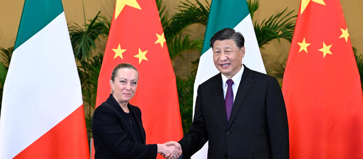 La primer ministro de Italia, Giorgia Meloni y el presidente de China Xi Jinping (Bali, 2022)