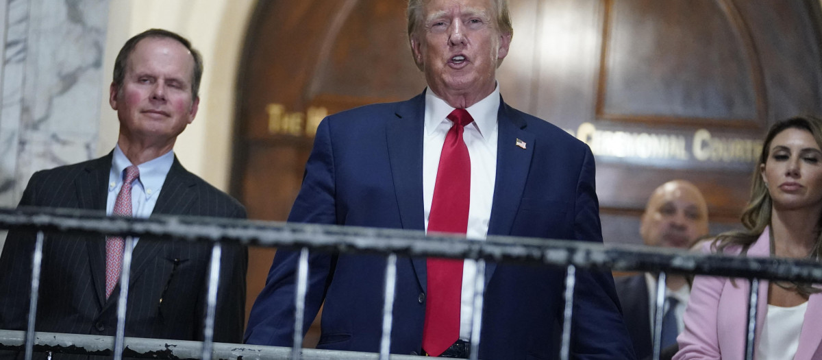 Donald Trump habla con los medios antes de abandonar el juicio por fraude civil