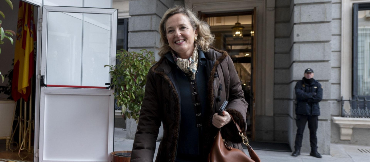 La vicepresidenta primera y ministra de Economía, Comercio y Empresa, Nadia Calviño, durante el acto de homenaje a la Constitución, en el Congreso de los Diputados, a 6 de diciembre de 2023, en Madrid (España). Las Cortes Generales celebran el 45 aniversario de la Carta Magna en un acto institucional presidido por los presidentes del Congreso y del Senado y en el que participa el nuevo Ejecutivo de coalición y las altas autoridades del Estado. El acto tiene lugar en medio de las negociaciones por la tramitación de la ley de amnistía. Vox y los socios independentistas y nacionalistas del Gobierno repiten su ausencia en el acto institucional. 
El encuentro ha comenzado con la interpretación del tema ‘Aquellas pequeñas cosas’ de Joan Manuel Serrat y se cierra con ‘Al Alba’, uno de los éxitos de Luis Eduardo Aute, ambos interpretados por la cantante María Berasarte. Entre las canciones se leen una serie de artículos de la Constitución por parte de personas ajenas a la vida parlamentaria.
06 DICIEMBRE 2023;CONGRESO;CONSTITUCIÓN;CORTES;GENERALES;CÁMARA BAJA;CÁMARA ALTA;SENADO;CELEBRACIÓN;ANIVERSARIO;45;
Alberto Ortega / Europa Press
06/12/2023
