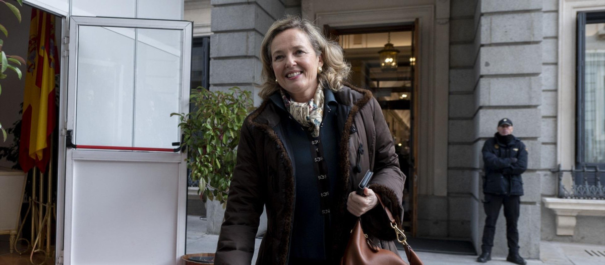 La vicepresidenta primera y ministra de Economía, Comercio y Empresa, Nadia Calviño, durante el acto de homenaje a la Constitución, en el Congreso de los Diputados, a 6 de diciembre de 2023, en Madrid (España). Las Cortes Generales celebran el 45 aniversario de la Carta Magna en un acto institucional presidido por los presidentes del Congreso y del Senado y en el que participa el nuevo Ejecutivo de coalición y las altas autoridades del Estado. El acto tiene lugar en medio de las negociaciones por la tramitación de la ley de amnistía. Vox y los socios independentistas y nacionalistas del Gobierno repiten su ausencia en el acto institucional.
El encuentro ha comenzado con la interpretación del tema ‘Aquellas pequeñas cosas’ de Joan Manuel Serrat y se cierra con ‘Al Alba’, uno de los éxitos de Luis Eduardo Aute, ambos interpretados por la cantante María Berasarte. Entre las canciones se leen una serie de artículos de la Constitución por parte de personas ajenas a la vida parlamentaria.
06 DICIEMBRE 2023;CONGRESO;CONSTITUCIÓN;CORTES;GENERALES;CÁMARA BAJA;CÁMARA ALTA;SENADO;CELEBRACIÓN;ANIVERSARIO;45;
Alberto Ortega / Europa Press
06/12/2023