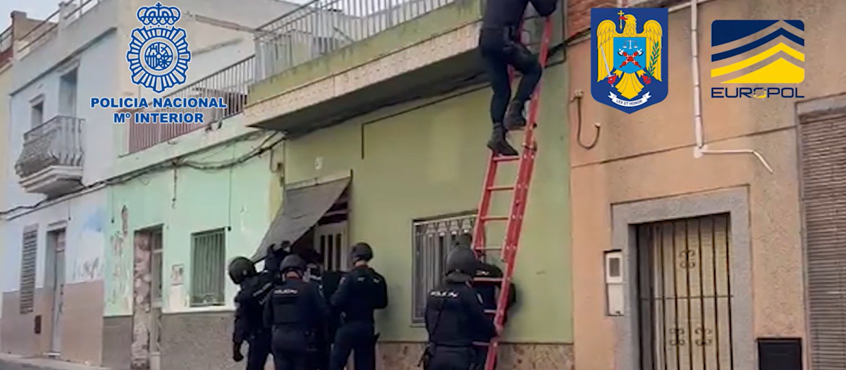 Agentes de la Policía Nacional, durante la operación que ha liberado a 14 víctimas de explotación sexual