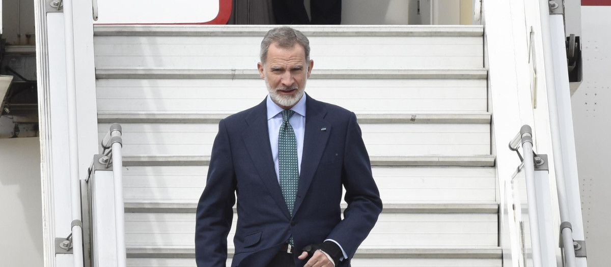 AME3163. BUENOS AIRES, 09/12/2023.- El Rey Felipe VI, a su llegada en la mañana de hoy sábado 9 al aeropuerto de Ezeiza, para presenciar mañana el traspaso de mando entre Alberto Fernández y Javier Milei, vencedor en las últimas elecciones. EFE/Matias Martín Campaya