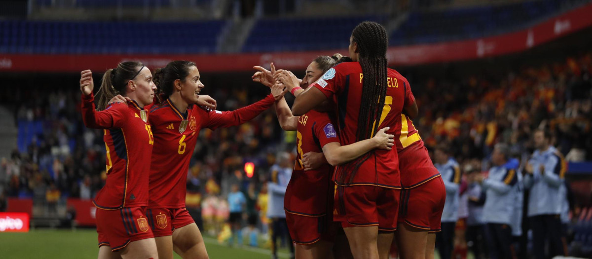 Las jugadoras de la selección en un gol ante Suecia en el partido que se jugó en Málaga