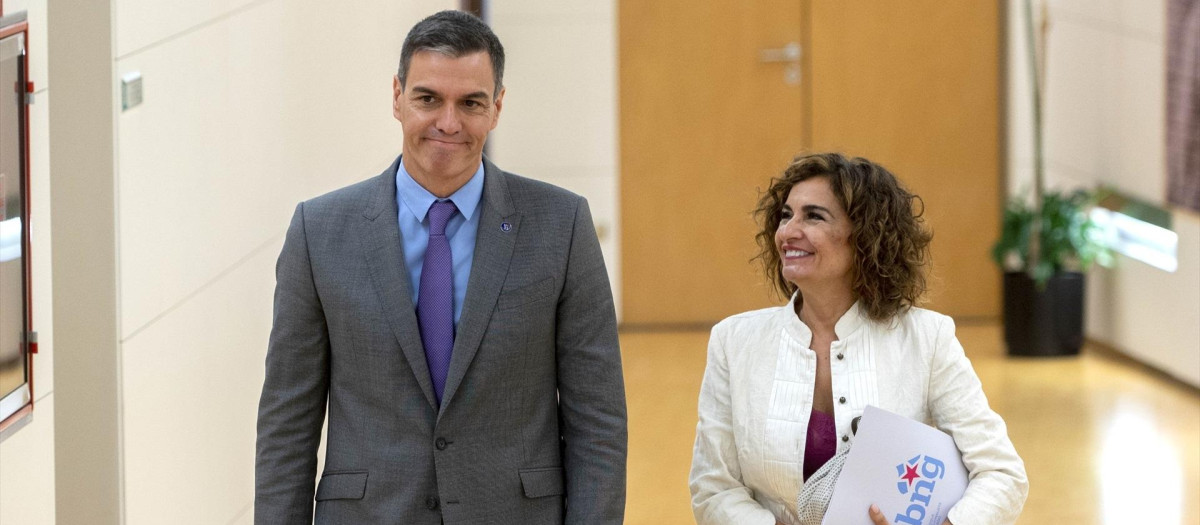 La ministra de Hacienda, María Jesús Montero, y el presidente del Gobierno, Pedro Sánchez.