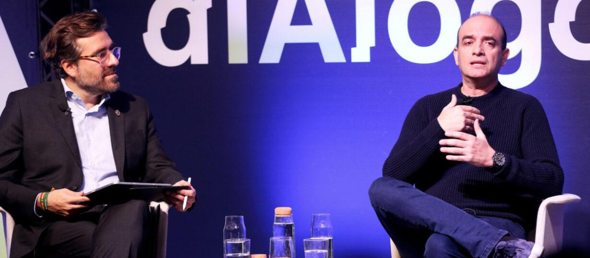 Omar Hatmaleh (derecha), durante la ponencia