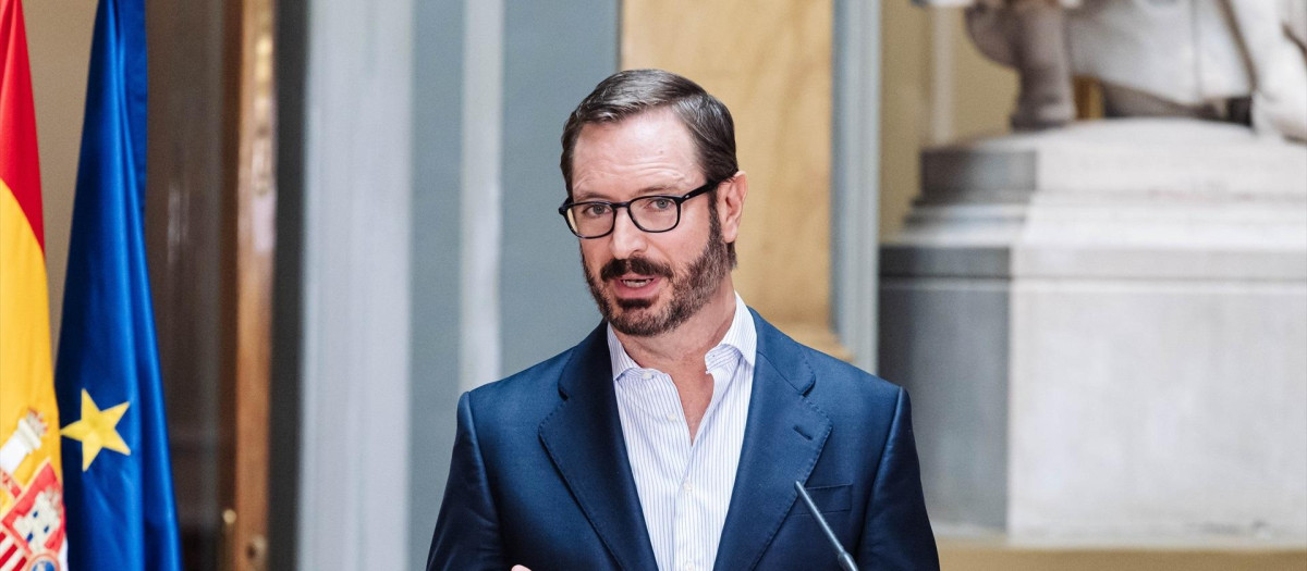 El vicepresidente primero de la Mesa del Senado, Javier Maroto, durante una rueda de prensa tras una reunión de la Mesa del Senado, en el Senado, a 29 de agosto de 2023, en Madrid (España). La Mesa del Senado se ha reunido para analizar el préstamo de senadores entre partidos de cara a la formación de grupos parlamentarios. El PP ha pedido a la Mesa un informe jurídico para analizar movimientos del PSOE, entre ellos que facilite que PNV y Junts tengan grupo propio cediendo varios senadores, y por otro lado, la formación de VOX ha pedido que declare nulos los grupos de ERC y Junts.
29 AGOSTO 2023;MESA DEL SENADO;GRUPOS PARLAMENTARIOS;GOBIERNO;SENADO;INVESTIDURA
Carlos Luján / Europa Press
(Foto de ARCHIVO)
29/8/2023