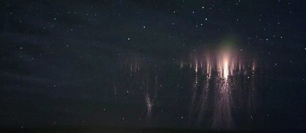 Un fantasma verde sobre un duende rojo, captado en 2014 sobre Oklahoma