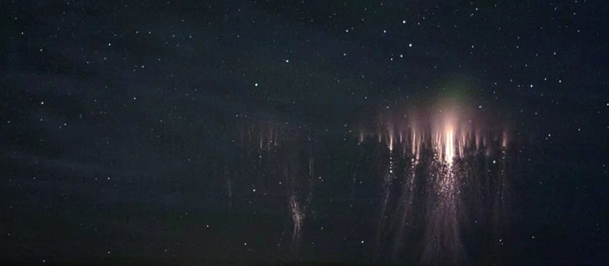 Un fantasma verde sobre un duende rojo, captado en 2014 sobre Oklahoma