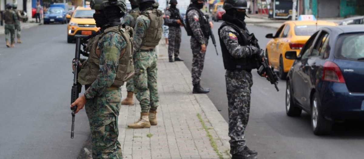 Policías y miembros de las Fuerzas Armadas de Ecuador