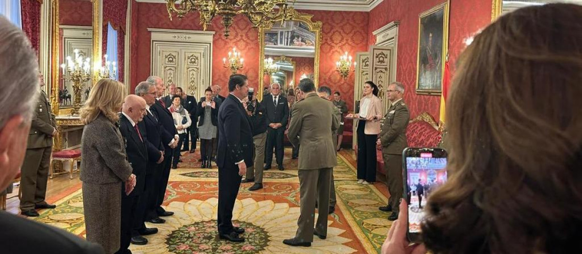 Fernando Masaveu, condecorado por el Jefe de Estado Mayor del Ejército de Tierra, Amador Enseñat y Berea