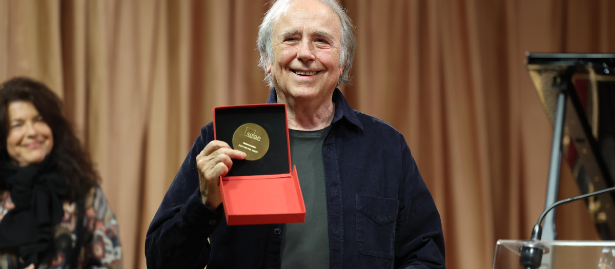 MADRID, 12/12/2023.- El compositor y cantautor Joan Manuel Serrat recibe este martes la Medalla de Honor de la SGAE en un acto celebrado en Madrid. EFE/ Kiko Huesca