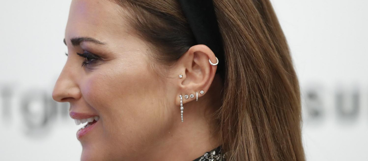 La actriz Paula Echevarria muestra los piercing de su oreja