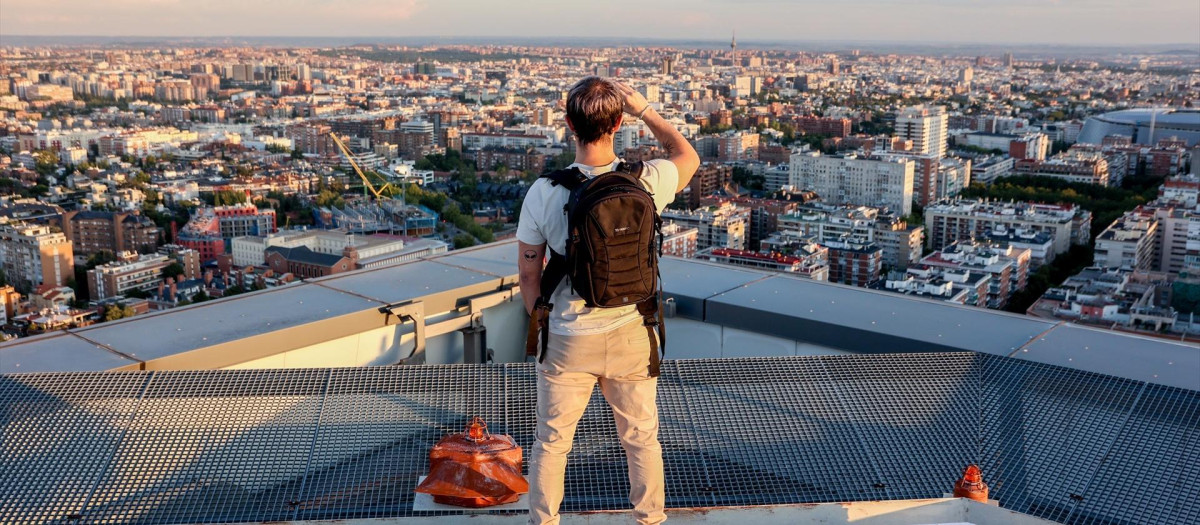 Un hombre fotografía la ciudad de Madrid