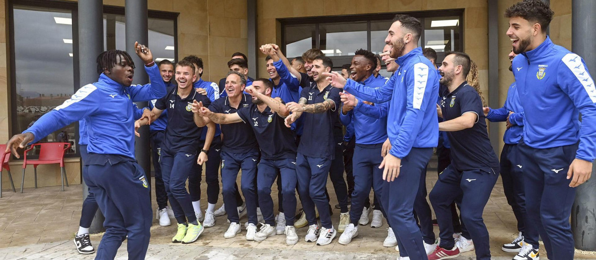 Los jugadores del Arandina celebran que les haya tocado el Real Madrid en Copa