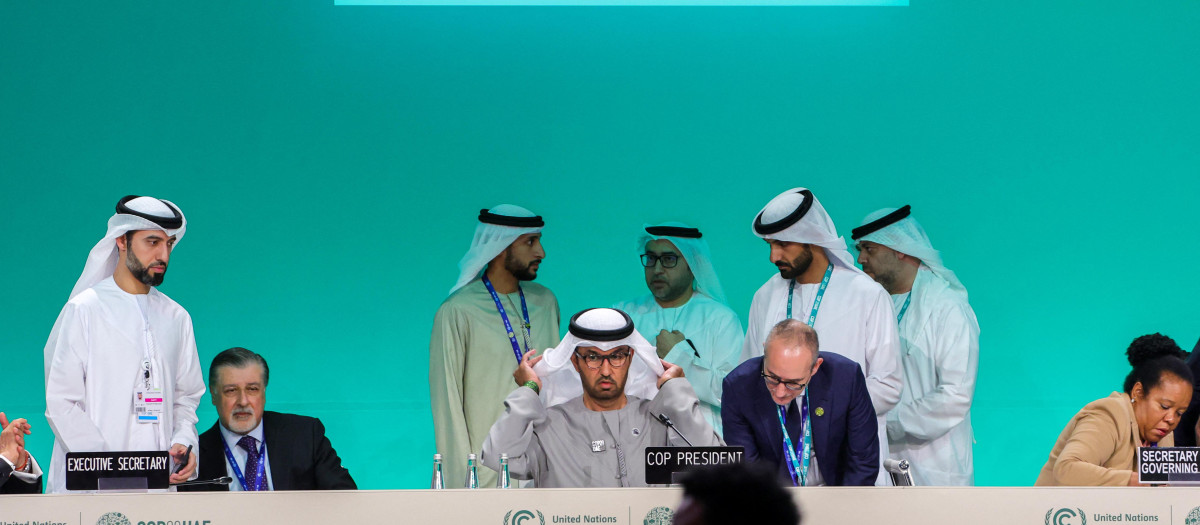 El presidente de la COP28, Sultan Ahmed Al Jaber, se prepara para una sesión durante la cumbre climática