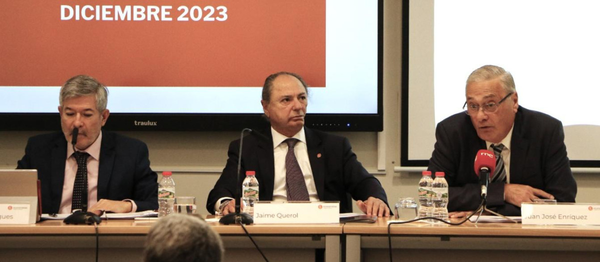 Los economistas Francisco Menargues, Jaime Querol y Juan José Enríquez, este miércoles, en Valencia