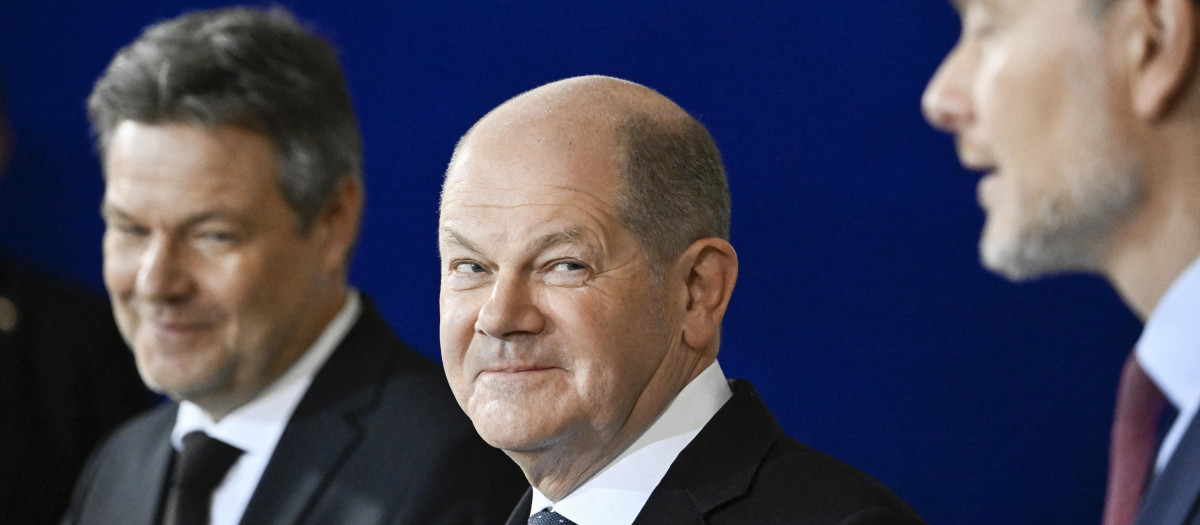 El ministro alemán de Economía, Robert Habeck, el canciller alemán Olaf Scholz y el ministro de Finanzas, Christian Lindner