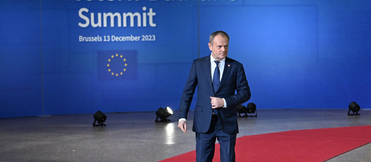 El primer ministro de Polonia, Donald Tusk, llega para asistir a la cumbre UE-Balcanes Occidentales en la sede europea en Bruselas