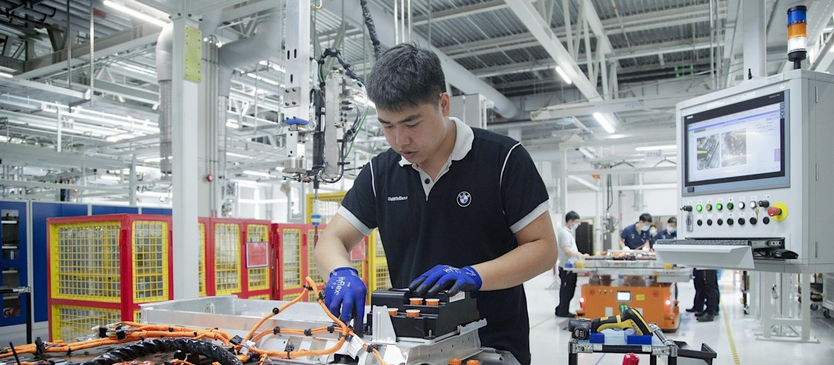Operario en una fábrica de baterías de BMW en China