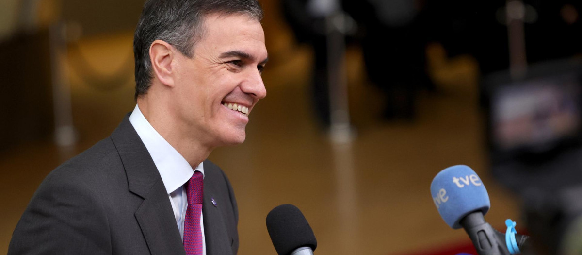 Pedro Sánchez habla ante los medios a su llegada a la reunión de trabajo del Consejo Europeo