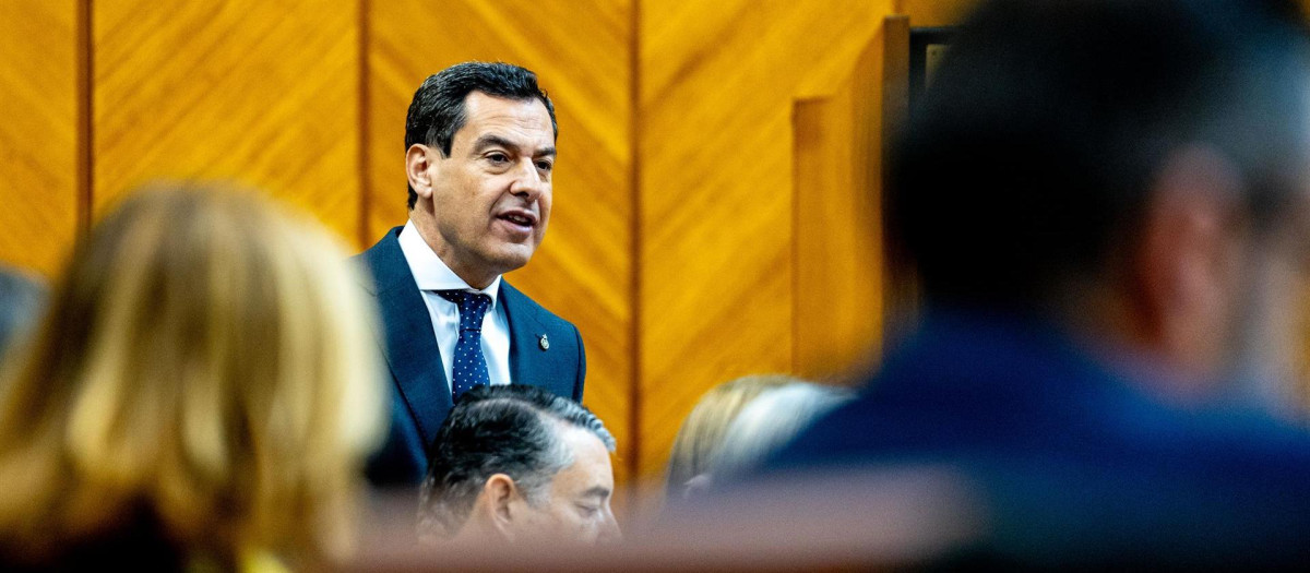 El presidente de la Junta de Andalucía, Juanma Moreno, durante la sesión de control a su Gobierno
