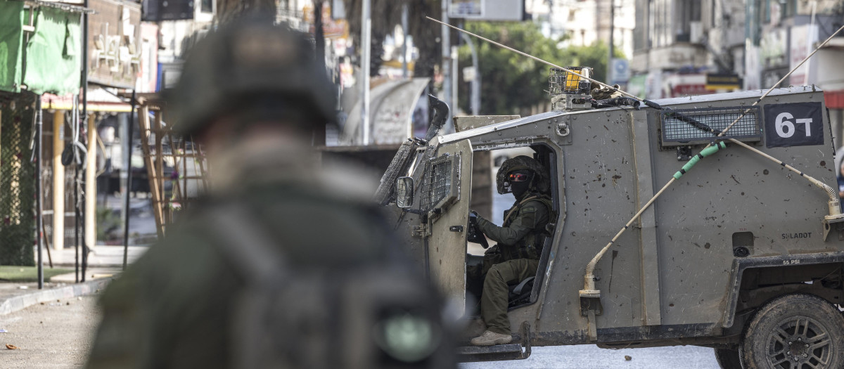 Un tanque del Ejército israelí bombardea la Franja de Gaza desde la zona fronteriza en el sur de Israel